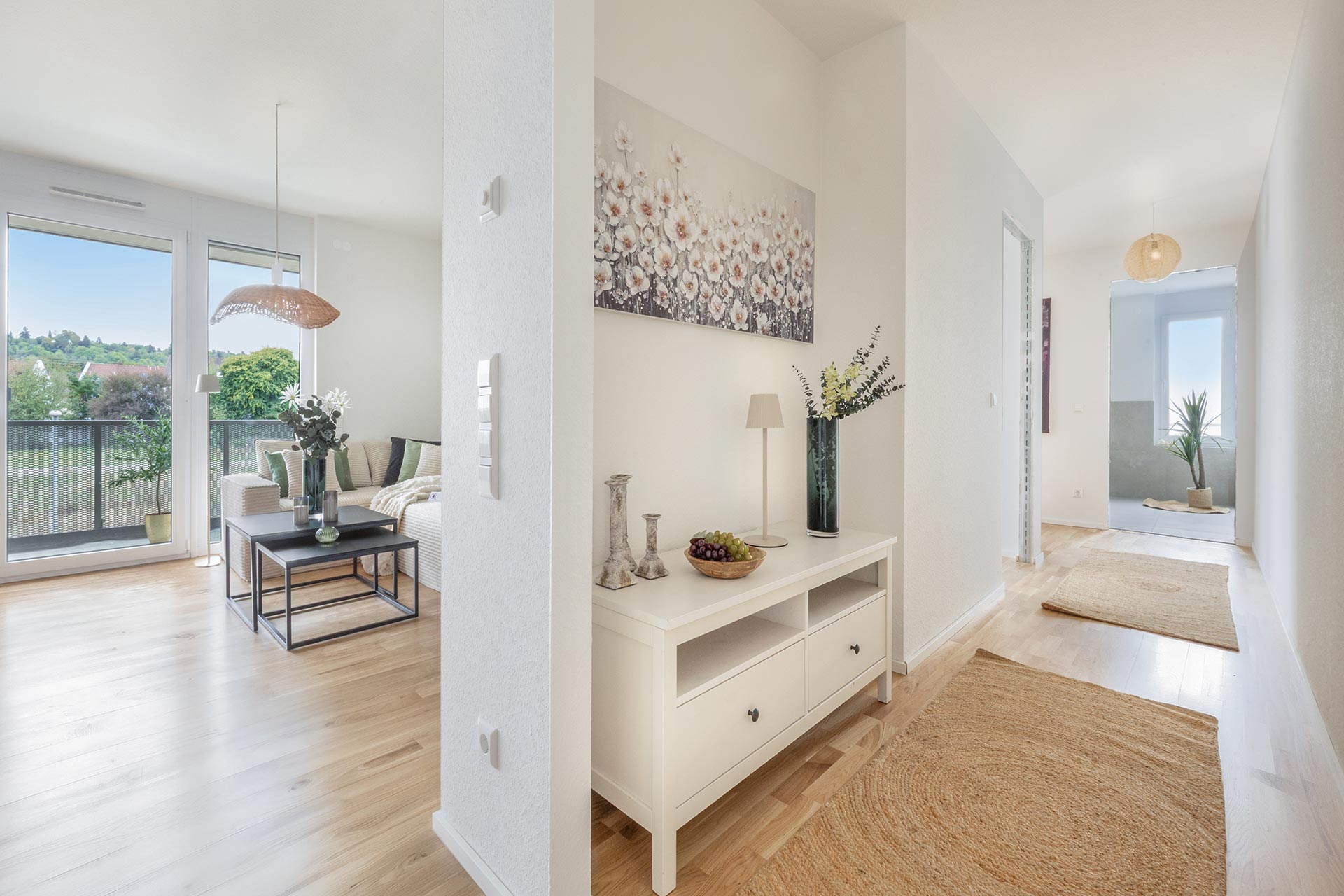 projektbau-pfleiderer-winterbach-langerweg-cube-flur-mit-blick-ins-wohnzimmer-und-bad